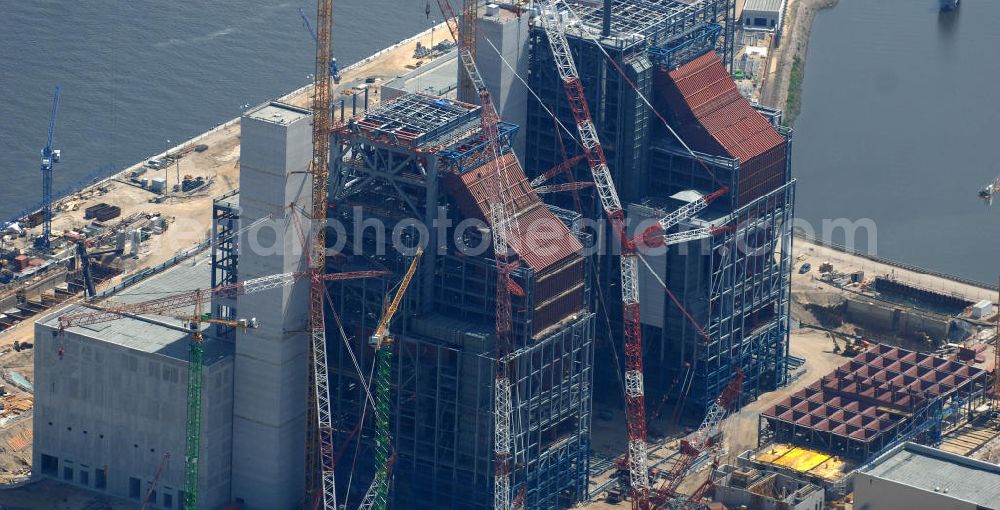 Hamburg from above - Blick auf die Baustelle vom Neubau Steinkohlekraftwerk Moorburg an der Elbedurch die Vattenfall Europe AG und die Baufirma Wayss & Freytag Ingenieurbau AG. View the construction site of new coal power plant on the Elbe Moorburg by Vattenfall Europe AG and the construction company Wayss & Freytag AG Engineering / BAM Deutschland AG.