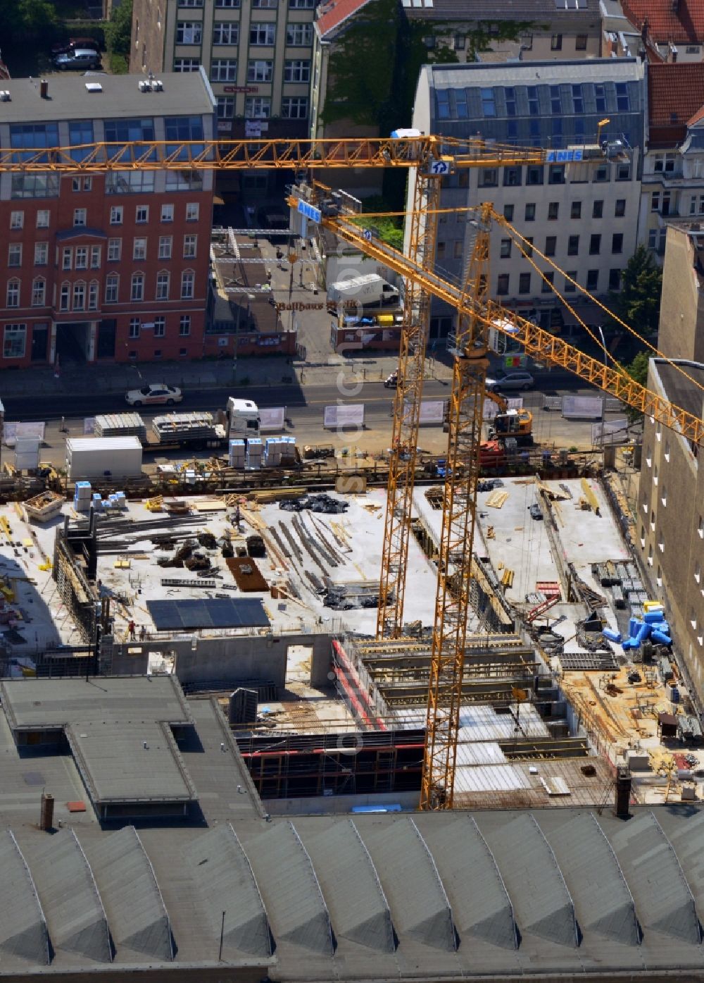 Aerial photograph Berlin Mitte - Construction site for a new hotel on the Titanic Chausseestraße - Zinnowitzer street in Berlin - Mitte