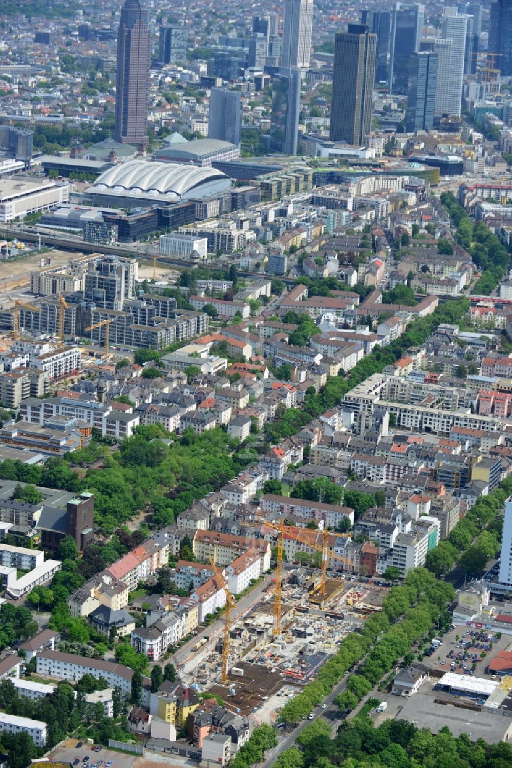 Aerial image Frankfurt am Main - Construction site to build a new multi-family residential complex Alea im Gallus at the road Neuenhainer Strasse in Frankfurt in the state Hesse. A project of the GWH Bauprojekte GmbH