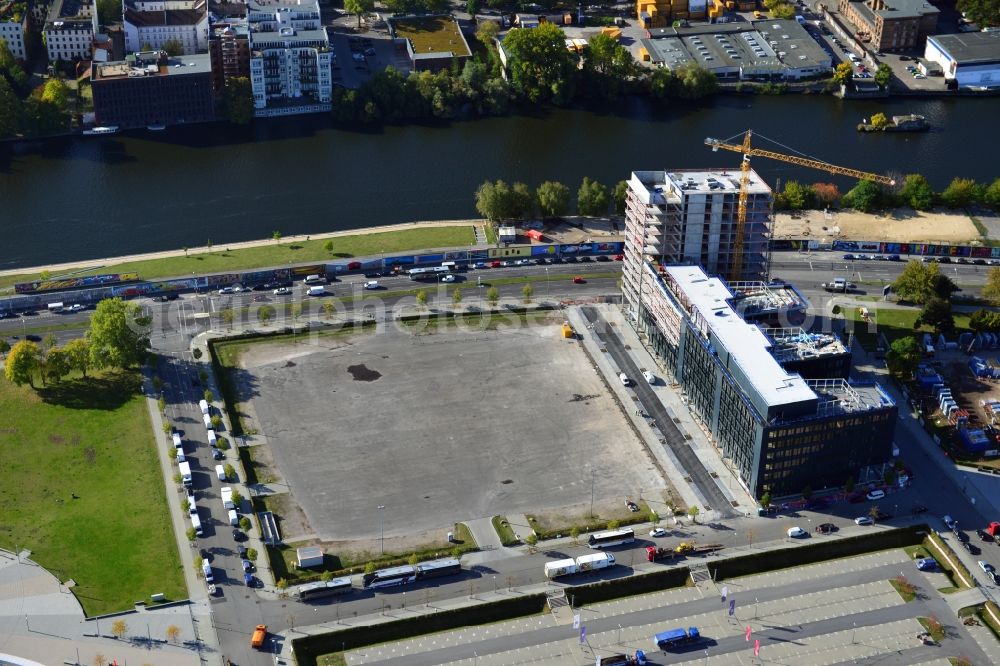 Aerial image Berlin - View at the construction site of the new building of the new german headquarter of Mercedes-Benz Distribution Germany on the site of the project Media Spree in the district Kreuzberg-Friedrichshain in Berlin. Here combines the Mercedes-Benz Distribution Germany the existing Berlin locations in a new property that is planned and built by CA Immo. CA Immo joins the project both as a client as well as an investor. Operating construction enterprise is the company Züblin