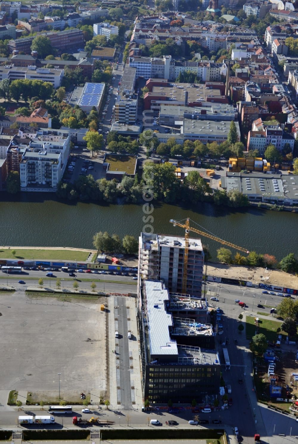 Aerial photograph Berlin - View at the construction site of the new building of the new german headquarter of Mercedes-Benz Distribution Germany on the site of the project Media Spree in the district Kreuzberg-Friedrichshain in Berlin. Here combines the Mercedes-Benz Distribution Germany the existing Berlin locations in a new property that is planned and built by CA Immo. CA Immo joins the project both as a client as well as an investor. Operating construction enterprise is the company Züblin