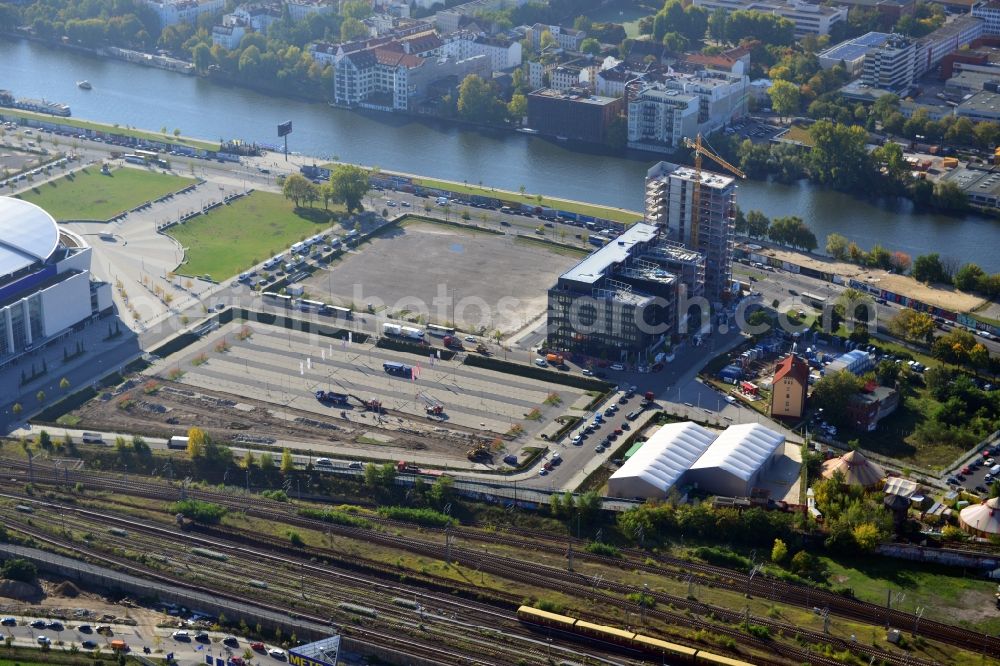 Aerial image Berlin - View at the construction site of the new building of the new german headquarter of Mercedes-Benz Distribution Germany on the site of the project Media Spree in the district Kreuzberg-Friedrichshain in Berlin. Here combines the Mercedes-Benz Distribution Germany the existing Berlin locations in a new property that is planned and built by CA Immo. CA Immo joins the project both as a client as well as an investor. Operating construction enterprise is the company Züblin