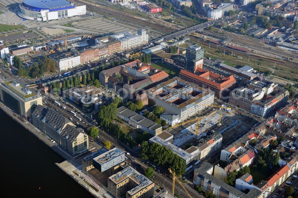 Aerial image Berlin - Look at the construction site of the new building of a residential house with condominiums on the Oberbaum City in the district Friedrichshain in Berlin. It is a project of the AccoNarva Engineering Ltd. The bodyshell has been commissioned by the ANES Construction Work Berlin GmbH