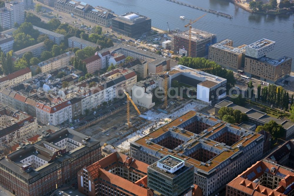 Aerial photograph Berlin - Look at the construction site of the new building of a residential house with condominiums on the Oberbaum City in the district Friedrichshain in Berlin. It is a project of the AccoNarva Engineering Ltd. The bodyshell has been commissioned by the ANES Construction Work Berlin GmbH