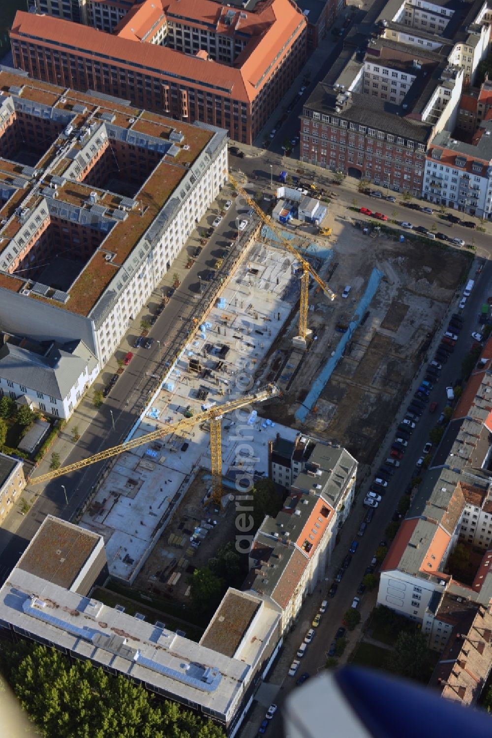 Aerial image Berlin - Look at the construction site of the new building of a residential house with condominiums on the Oberbaum City in the district Friedrichshain in Berlin. It is a project of the AccoNarva Engineering Ltd. The bodyshell has been commissioned by the ANES Construction Work Berlin GmbH