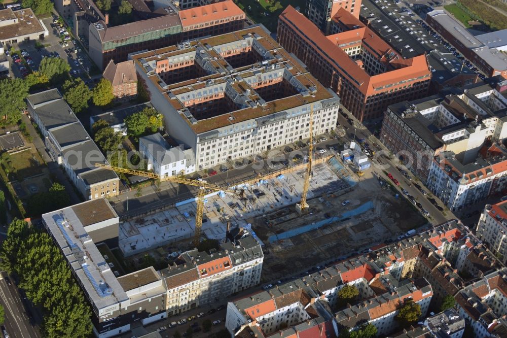 Aerial photograph Berlin - Look at the construction site of the new building of a residential house with condominiums on the Oberbaum City in the district Friedrichshain in Berlin. It is a project of the AccoNarva Engineering Ltd. The bodyshell has been commissioned by the ANES Construction Work Berlin GmbH