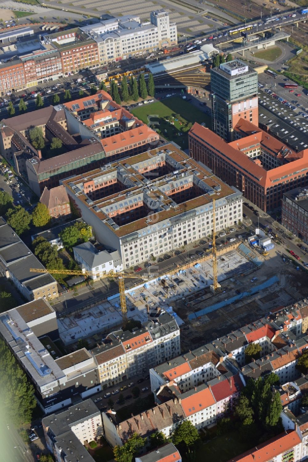 Berlin from above - Look at the construction site of the new building of a residential house with condominiums on the Oberbaum City in the district Friedrichshain in Berlin. It is a project of the AccoNarva Engineering Ltd. The bodyshell has been commissioned by the ANES Construction Work Berlin GmbH