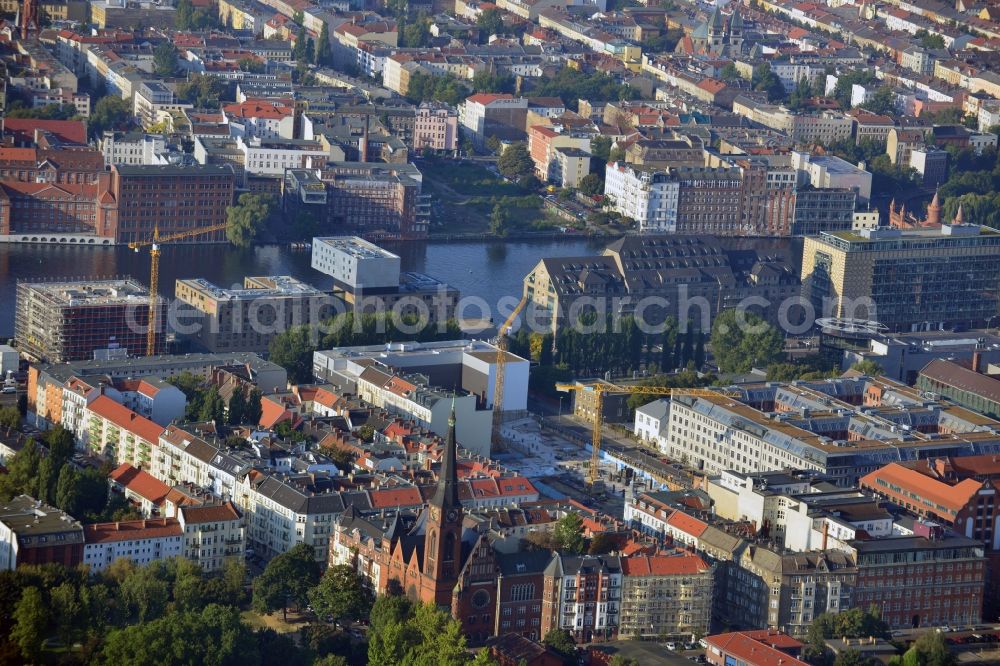 Aerial image Berlin - Look at the construction site of the new building of a residential house with condominiums on the Oberbaum City in the district Friedrichshain in Berlin. It is a project of the AccoNarva Engineering Ltd. The bodyshell has been commissioned by the ANES Construction Work Berlin GmbH