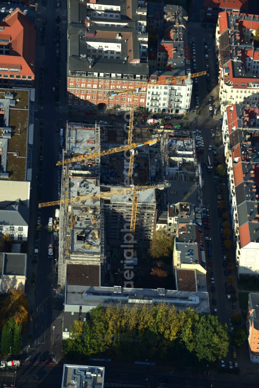 Aerial photograph Berlin - View the construction site of the new building of a residential house with condominiums on the Oberbaum City in the district Friedrichshain in Berlin. It is a project of the AccoNarva Engineering Ltd. The bodyshell has been commissioned by the ANES Construction Work Berlin GmbH