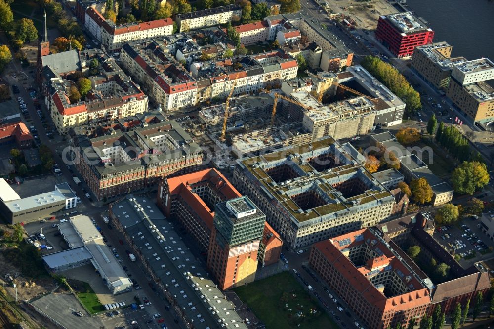 Aerial image Berlin - View the construction site of the new building of a residential house with condominiums on the Oberbaum City in the district Friedrichshain in Berlin. It is a project of the AccoNarva Engineering Ltd. The bodyshell has been commissioned by the ANES Construction Work Berlin GmbH