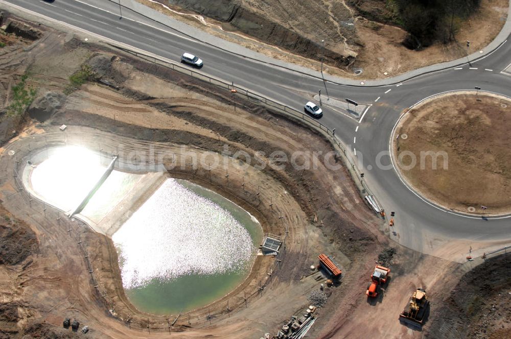 Eisenach from above - Blick auf ein Regenrückhaltebecken und Kreisverkehr im Nordteil der Baustelle Ausfahrt / Anschlussstelle Eisenach-West der A4. Der Neubau ist Teil des Projekt Nordverlegung / Umfahrung Hörselberge der Autobahn E40 / A4 in Thüringen bei Eisenach. Durchgeführt werden die im Zuge dieses Projektes notwendigen Arbeiten unter an derem von den Mitarbeitern der Niederlassung Weimar der EUROVIA Verkehrsbau Union sowie der Niederlassungen Abbruch und Erdbau, Betonstraßenbau, Ingenieurbau und TECO Schallschutz der EUROVIA Beton sowie der DEGES.