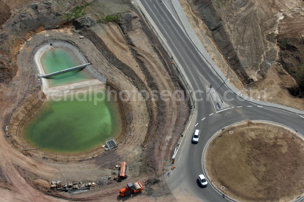 Eisenach from the bird's eye view: Blick auf ein Regenrückhaltebecken und Kreisverkehr im Nordteil der Baustelle Ausfahrt / Anschlussstelle Eisenach-West der A4. Der Neubau ist Teil des Projekt Nordverlegung / Umfahrung Hörselberge der Autobahn E40 / A4 in Thüringen bei Eisenach. Durchgeführt werden die im Zuge dieses Projektes notwendigen Arbeiten unter an derem von den Mitarbeitern der Niederlassung Weimar der EUROVIA Verkehrsbau Union sowie der Niederlassungen Abbruch und Erdbau, Betonstraßenbau, Ingenieurbau und TECO Schallschutz der EUROVIA Beton sowie der DEGES.