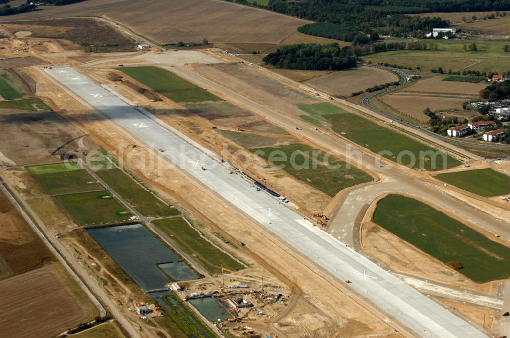 Aerial photograph Schönefeld - Blick auf die Baustelle der neuen südlichen Startbahn / Landebahn (SLB) auf der Großbaustelle Neubau Flughafen Berlin-Schönefeld BBI (SXF). Ausführende Firmen: Hochtief AG; EUROVIA Beton; PORR; BERGER Bau; Kark Weiss; Matthai; Schäler Bau Berlin GmbH; STRABAG; MAX BÖGL