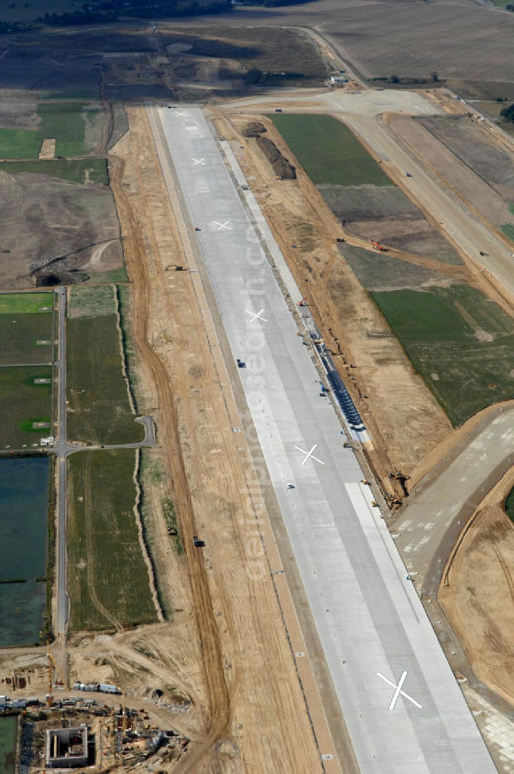 Schönefeld from above - Blick auf die Baustelle der neuen südlichen Startbahn / Landebahn (SLB) auf der Großbaustelle Neubau Flughafen Berlin-Schönefeld BBI (SXF). Ausführende Firmen: Hochtief AG; EUROVIA Beton; PORR; BERGER Bau; Kark Weiss; Matthai; Schäler Bau Berlin GmbH; STRABAG; MAX BÖGL