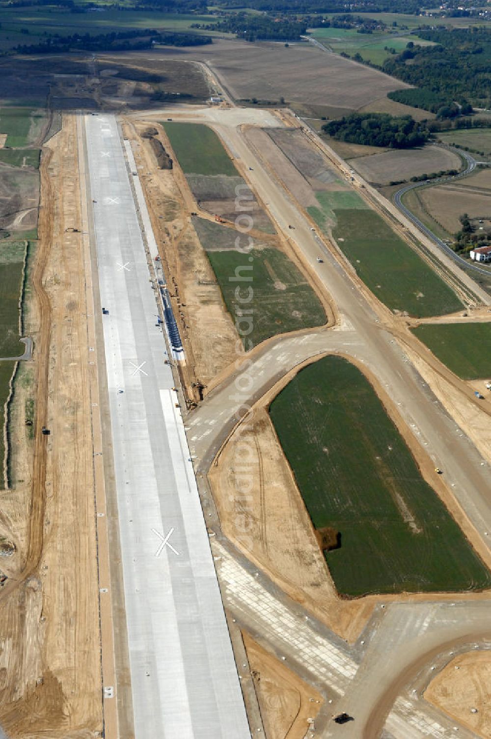 Schönefeld from the bird's eye view: Blick auf die Baustelle der neuen südlichen Startbahn / Landebahn (SLB) auf der Großbaustelle Neubau Flughafen Berlin-Schönefeld BBI (SXF). Ausführende Firmen: Hochtief AG; EUROVIA Beton; PORR; BERGER Bau; Kark Weiss; Matthai; Schäler Bau Berlin GmbH; STRABAG; MAX BÖGL