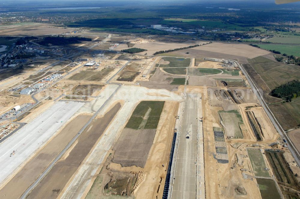 Aerial image Schönefeld - Blick auf die Baustelle der neuen südlichen Startbahn / Landebahn (SLB) auf der Großbaustelle Neubau Flughafen Berlin-Schönefeld BBI (SXF). Ausführende Firmen: Hochtief AG; EUROVIA Beton; PORR; BERGER Bau; Kark Weiss; Matthai; Schäler Bau Berlin GmbH; STRABAG; MAX BÖGL