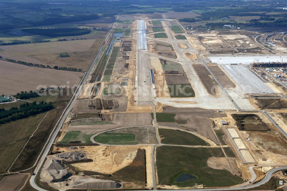 Aerial photograph Schönefeld - Blick auf die Baustelle der neuen südlichen Startbahn / Landebahn (SLB) auf der Großbaustelle Neubau Flughafen Berlin-Schönefeld BBI (SXF). Ausführende Firmen: Hochtief AG; EUROVIA Beton; PORR; BERGER Bau; Kark Weiss; Matthai; Schäler Bau Berlin GmbH; STRABAG; MAX BÖGL