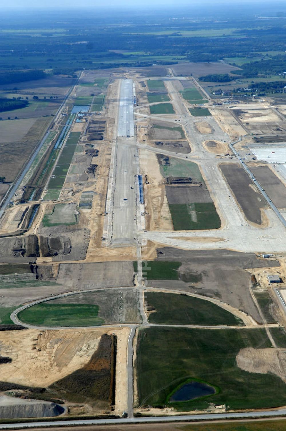 Schönefeld from above - Blick auf die Baustelle der neuen südlichen Startbahn / Landebahn (SLB) auf der Großbaustelle Neubau Flughafen Berlin-Schönefeld BBI (SXF). Ausführende Firmen: Hochtief AG; EUROVIA Beton; PORR; BERGER Bau; Kark Weiss; Matthai; Schäler Bau Berlin GmbH; STRABAG; MAX BÖGL