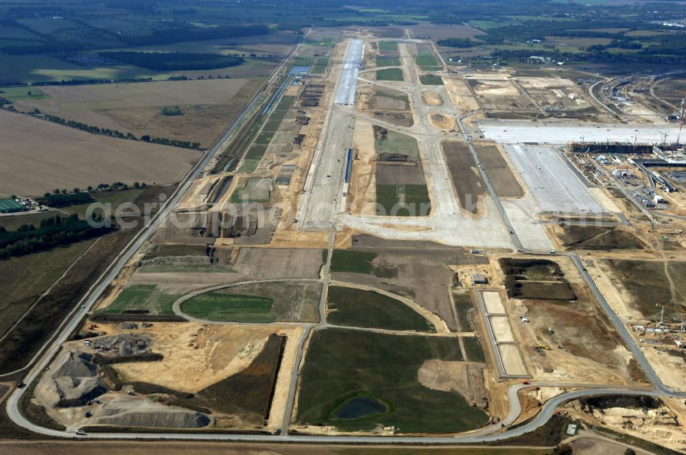 Schönefeld from the bird's eye view: Blick auf die Baustelle der neuen südlichen Startbahn / Landebahn (SLB) auf der Großbaustelle Neubau Flughafen Berlin-Schönefeld BBI (SXF). Ausführende Firmen: Hochtief AG; EUROVIA Beton; PORR; BERGER Bau; Kark Weiss; Matthai; Schäler Bau Berlin GmbH; STRABAG; MAX BÖGL