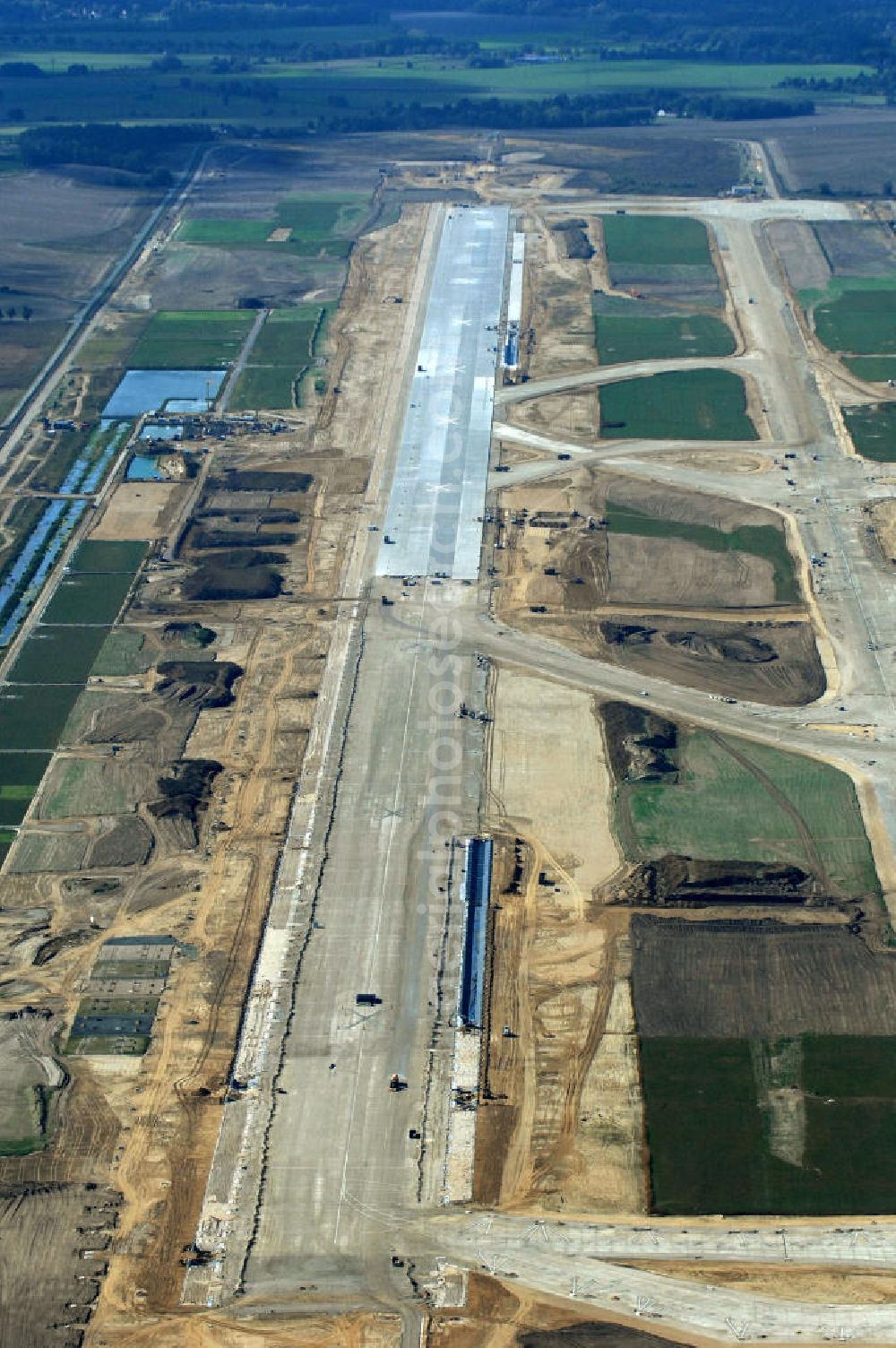 Aerial image Schönefeld - Blick auf die Baustelle der neuen südlichen Startbahn / Landebahn (SLB) auf der Großbaustelle Neubau Flughafen Berlin-Schönefeld BBI (SXF). Ausführende Firmen: Hochtief AG; EUROVIA Beton; PORR; BERGER Bau; Kark Weiss; Matthai; Schäler Bau Berlin GmbH; STRABAG; MAX BÖGL