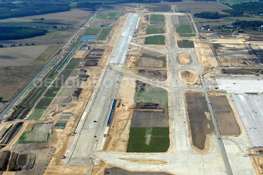 Aerial photograph Schönefeld - Blick auf die Baustelle der neuen südlichen Startbahn / Landebahn (SLB) auf der Großbaustelle Neubau Flughafen Berlin-Schönefeld BBI (SXF). Ausführende Firmen: Hochtief AG; EUROVIA Beton; PORR; BERGER Bau; Kark Weiss; Matthai; Schäler Bau Berlin GmbH; STRABAG; MAX BÖGL