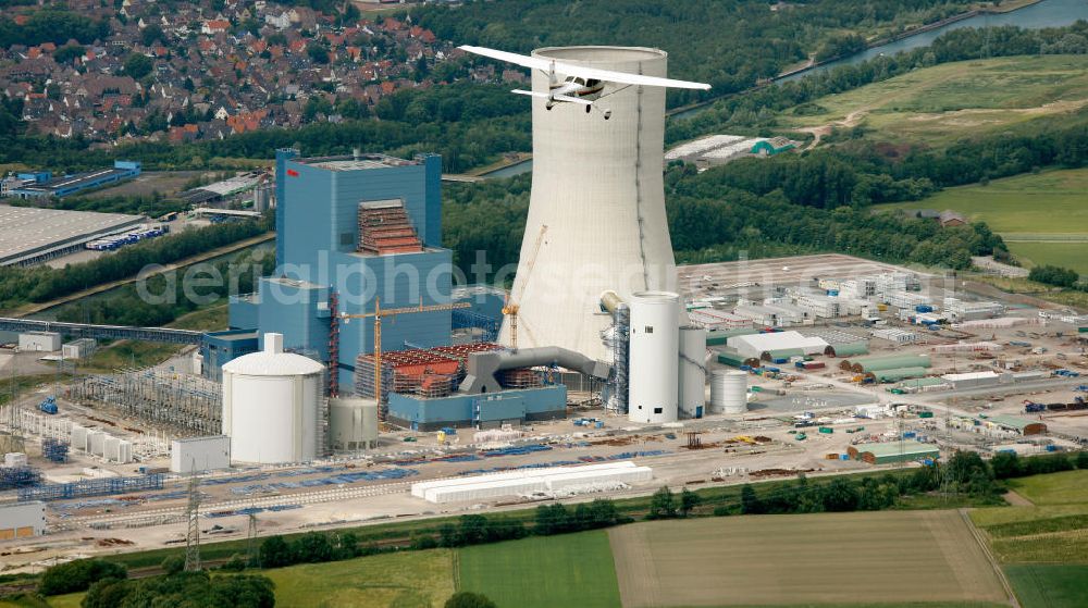 Aerial image Datteln - Ein Kleinflugzeug Cessna 172 C172 im Anflug auf die Baustelle des neue Steinkohlekraftwerk Datteln / Castrop-Rauxel im Ruhrgebiet am Dortmund-Ems-Kanal. Der Kraftwerksneubau ist auch bekannt als EON Datteln 4. Datteln 4 geht 2012 als Monoblockanlage mit einer Bruttoleistung von 1.100 MW in Betrieb und ersetzt die Blöcke 1 bis 3 in Datteln und Shamrock in Herne, die ihr technisch-wirtschaftliches Laufzeitende erreichen werden. Snowy winter construction site of new coal-fired power plant dates on the Dortmund-Ems Canal.