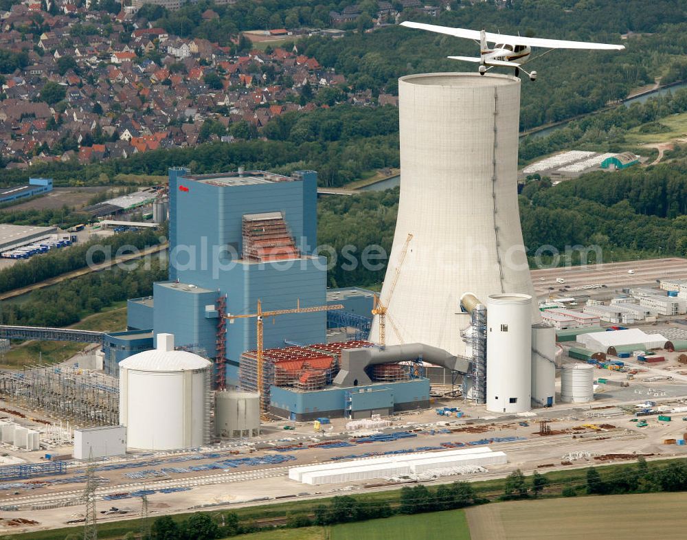 Aerial photograph Datteln - Ein Kleinflugzeug Cessna 172 C172 im Anflug auf die Baustelle des neue Steinkohlekraftwerk Datteln / Castrop-Rauxel im Ruhrgebiet am Dortmund-Ems-Kanal. Der Kraftwerksneubau ist auch bekannt als EON Datteln 4. Datteln 4 geht 2012 als Monoblockanlage mit einer Bruttoleistung von 1.100 MW in Betrieb und ersetzt die Blöcke 1 bis 3 in Datteln und Shamrock in Herne, die ihr technisch-wirtschaftliches Laufzeitende erreichen werden. Snowy winter construction site of new coal-fired power plant dates on the Dortmund-Ems Canal.