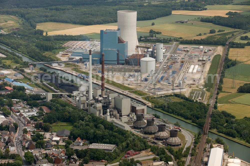 Datteln from above - Baustelle des neue Steinkohlekraftwerk Datteln / Castrop-Rauxel im Ruhrgebiet am Dortmund-Ems-Kanal. Der Kraftwerksneubau ist auch bekannt als EON Datteln 4. Datteln 4 geht 2012 als Monoblockanlage mit einer Bruttoleistung von 1.100 MW in Betrieb und ersetzt die Blöcke 1 bis 3 in Datteln und Shamrock in Herne, die ihr technisch-wirtschaftliches Laufzeitende erreichen werden. Snowy winter construction site of new coal-fired power plant dates on the Dortmund-Ems Canal.