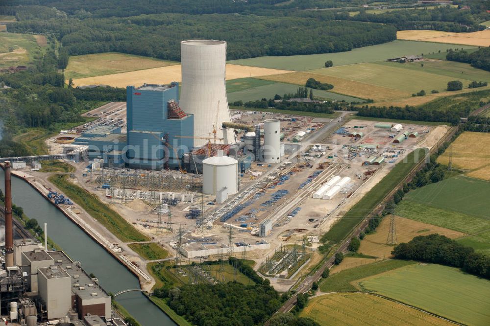 Datteln from the bird's eye view: Baustelle des neue Steinkohlekraftwerk Datteln / Castrop-Rauxel im Ruhrgebiet am Dortmund-Ems-Kanal. Der Kraftwerksneubau ist auch bekannt als EON Datteln 4. Datteln 4 geht 2012 als Monoblockanlage mit einer Bruttoleistung von 1.100 MW in Betrieb und ersetzt die Blöcke 1 bis 3 in Datteln und Shamrock in Herne, die ihr technisch-wirtschaftliches Laufzeitende erreichen werden. Snowy winter construction site of new coal-fired power plant dates on the Dortmund-Ems Canal.