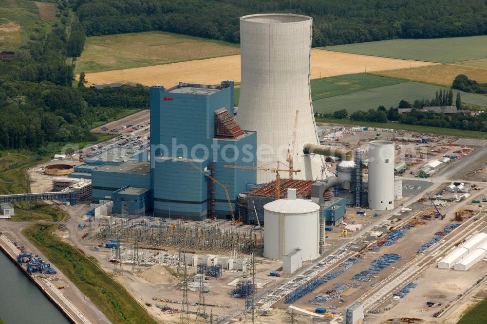 Aerial image Datteln - Baustelle des neue Steinkohlekraftwerk Datteln / Castrop-Rauxel im Ruhrgebiet am Dortmund-Ems-Kanal. Der Kraftwerksneubau ist auch bekannt als EON Datteln 4. Datteln 4 geht 2012 als Monoblockanlage mit einer Bruttoleistung von 1.100 MW in Betrieb und ersetzt die Blöcke 1 bis 3 in Datteln und Shamrock in Herne, die ihr technisch-wirtschaftliches Laufzeitende erreichen werden. Snowy winter construction site of new coal-fired power plant dates on the Dortmund-Ems Canal.