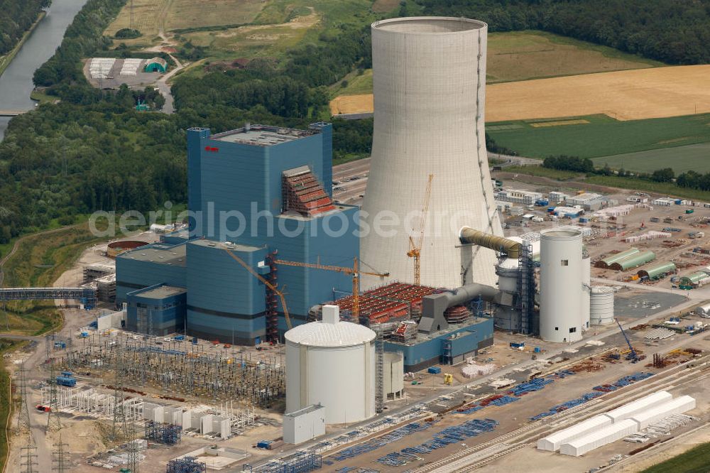 Aerial photograph Datteln - Baustelle des neue Steinkohlekraftwerk Datteln / Castrop-Rauxel im Ruhrgebiet am Dortmund-Ems-Kanal. Der Kraftwerksneubau ist auch bekannt als EON Datteln 4. Datteln 4 geht 2012 als Monoblockanlage mit einer Bruttoleistung von 1.100 MW in Betrieb und ersetzt die Blöcke 1 bis 3 in Datteln und Shamrock in Herne, die ihr technisch-wirtschaftliches Laufzeitende erreichen werden. Snowy winter construction site of new coal-fired power plant dates on the Dortmund-Ems Canal.