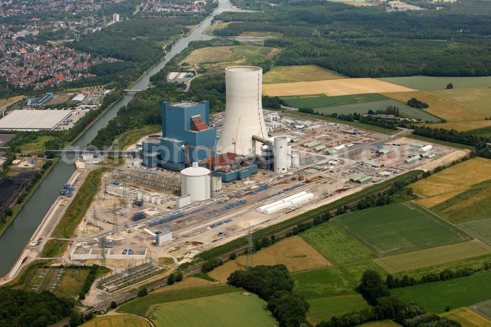 Datteln from above - Baustelle des neue Steinkohlekraftwerk Datteln / Castrop-Rauxel im Ruhrgebiet am Dortmund-Ems-Kanal. Der Kraftwerksneubau ist auch bekannt als EON Datteln 4. Datteln 4 geht 2012 als Monoblockanlage mit einer Bruttoleistung von 1.100 MW in Betrieb und ersetzt die Blöcke 1 bis 3 in Datteln und Shamrock in Herne, die ihr technisch-wirtschaftliches Laufzeitende erreichen werden. Snowy winter construction site of new coal-fired power plant dates on the Dortmund-Ems Canal.