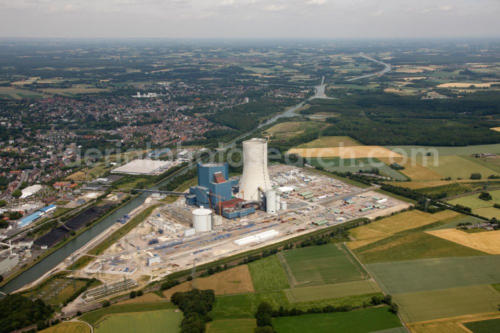 Datteln from the bird's eye view: Baustelle des neue Steinkohlekraftwerk Datteln / Castrop-Rauxel im Ruhrgebiet am Dortmund-Ems-Kanal. Der Kraftwerksneubau ist auch bekannt als EON Datteln 4. Datteln 4 geht 2012 als Monoblockanlage mit einer Bruttoleistung von 1.100 MW in Betrieb und ersetzt die Blöcke 1 bis 3 in Datteln und Shamrock in Herne, die ihr technisch-wirtschaftliches Laufzeitende erreichen werden. Snowy winter construction site of new coal-fired power plant dates on the Dortmund-Ems Canal.