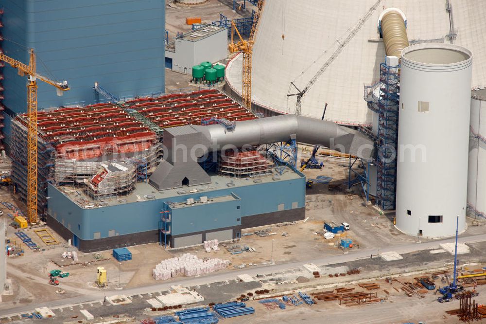 Aerial image Datteln - Baustelle des neue Steinkohlekraftwerk Datteln / Castrop-Rauxel im Ruhrgebiet am Dortmund-Ems-Kanal. Der Kraftwerksneubau ist auch bekannt als EON Datteln 4. Datteln 4 geht 2012 als Monoblockanlage mit einer Bruttoleistung von 1.100 MW in Betrieb und ersetzt die Blöcke 1 bis 3 in Datteln und Shamrock in Herne, die ihr technisch-wirtschaftliches Laufzeitende erreichen werden. Snowy winter construction site of new coal-fired power plant dates on the Dortmund-Ems Canal.