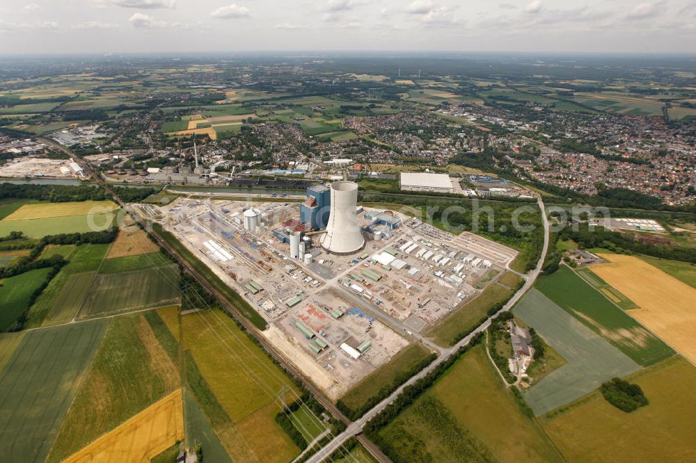 Aerial photograph Datteln - Baustelle des neue Steinkohlekraftwerk Datteln / Castrop-Rauxel im Ruhrgebiet am Dortmund-Ems-Kanal. Der Kraftwerksneubau ist auch bekannt als EON Datteln 4. Datteln 4 geht 2012 als Monoblockanlage mit einer Bruttoleistung von 1.100 MW in Betrieb und ersetzt die Blöcke 1 bis 3 in Datteln und Shamrock in Herne, die ihr technisch-wirtschaftliches Laufzeitende erreichen werden. Snowy winter construction site of new coal-fired power plant dates on the Dortmund-Ems Canal.