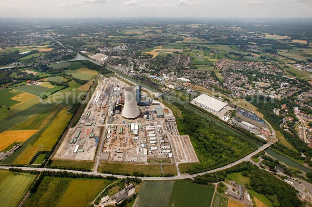 Datteln from above - Baustelle des neue Steinkohlekraftwerk Datteln / Castrop-Rauxel im Ruhrgebiet am Dortmund-Ems-Kanal. Der Kraftwerksneubau ist auch bekannt als EON Datteln 4. Datteln 4 geht 2012 als Monoblockanlage mit einer Bruttoleistung von 1.100 MW in Betrieb und ersetzt die Blöcke 1 bis 3 in Datteln und Shamrock in Herne, die ihr technisch-wirtschaftliches Laufzeitende erreichen werden. Snowy winter construction site of new coal-fired power plant dates on the Dortmund-Ems Canal.