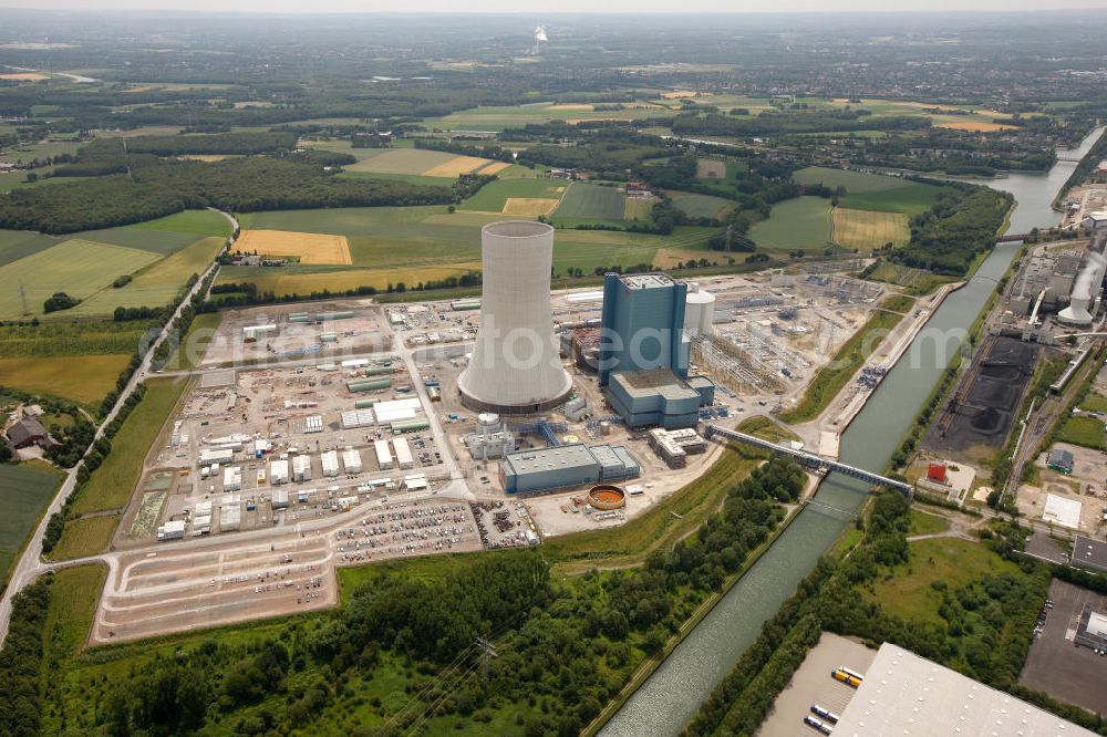 Datteln from the bird's eye view: Baustelle des neue Steinkohlekraftwerk Datteln / Castrop-Rauxel im Ruhrgebiet am Dortmund-Ems-Kanal. Der Kraftwerksneubau ist auch bekannt als EON Datteln 4. Datteln 4 geht 2012 als Monoblockanlage mit einer Bruttoleistung von 1.100 MW in Betrieb und ersetzt die Blöcke 1 bis 3 in Datteln und Shamrock in Herne, die ihr technisch-wirtschaftliches Laufzeitende erreichen werden. Snowy winter construction site of new coal-fired power plant dates on the Dortmund-Ems Canal.