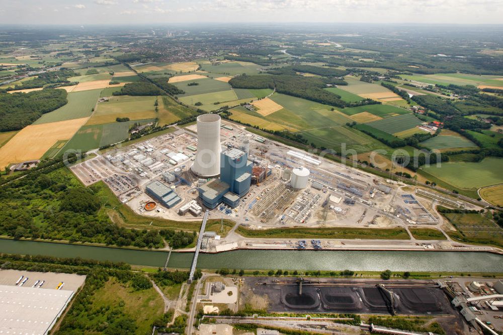 Aerial image Datteln - Baustelle des neue Steinkohlekraftwerk Datteln / Castrop-Rauxel im Ruhrgebiet am Dortmund-Ems-Kanal. Der Kraftwerksneubau ist auch bekannt als EON Datteln 4. Datteln 4 geht 2012 als Monoblockanlage mit einer Bruttoleistung von 1.100 MW in Betrieb und ersetzt die Blöcke 1 bis 3 in Datteln und Shamrock in Herne, die ihr technisch-wirtschaftliches Laufzeitende erreichen werden. Snowy winter construction site of new coal-fired power plant dates on the Dortmund-Ems Canal.