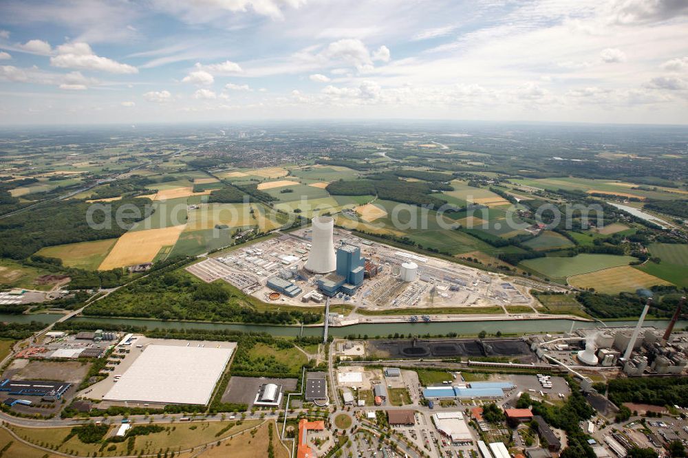 Aerial photograph Datteln - Baustelle des neue Steinkohlekraftwerk Datteln / Castrop-Rauxel im Ruhrgebiet am Dortmund-Ems-Kanal. Der Kraftwerksneubau ist auch bekannt als EON Datteln 4. Datteln 4 geht 2012 als Monoblockanlage mit einer Bruttoleistung von 1.100 MW in Betrieb und ersetzt die Blöcke 1 bis 3 in Datteln und Shamrock in Herne, die ihr technisch-wirtschaftliches Laufzeitende erreichen werden. Snowy winter construction site of new coal-fired power plant dates on the Dortmund-Ems Canal.