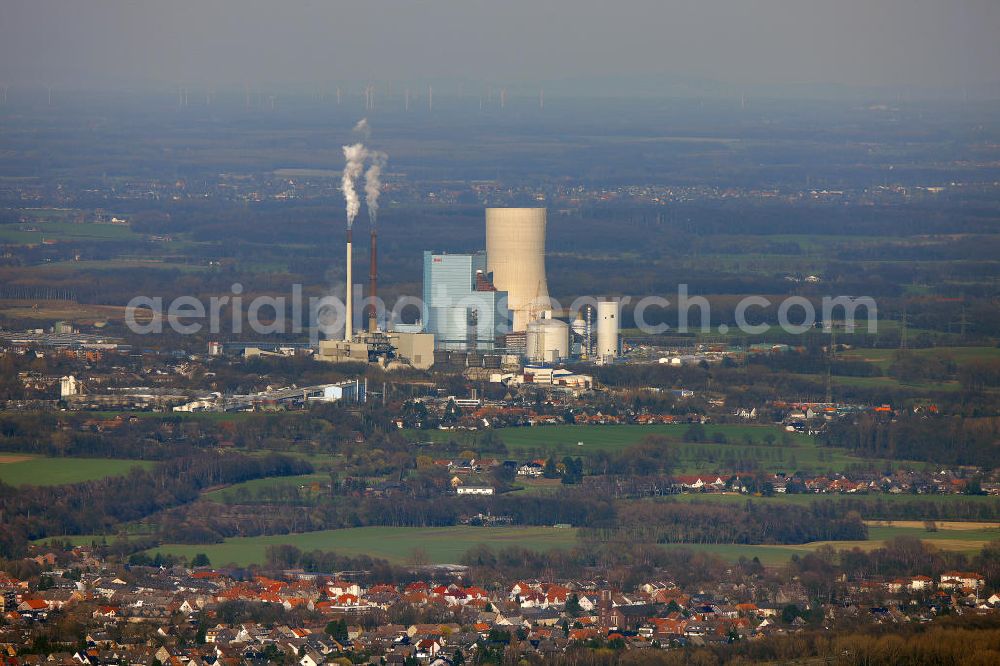 Datteln from the bird's eye view: Baustelle des neue Steinkohlekraftwerk Datteln / Castrop-Rauxel im Ruhrgebiet am Dortmund-Ems-Kanal. Der Kraftwerksneubau ist auch bekannt als EON Datteln 4. Datteln 4 geht 2012 als Monoblockanlage mit einer Bruttoleistung von 1.100 MW in Betrieb und ersetzt die Blöcke 1 bis 3 in Datteln und Shamrock in Herne, die ihr technisch-wirtschaftliches Laufzeitende erreichen werden. Snowy winter construction site of new coal-fired power plant dates on the Dortmund-Ems Canal.