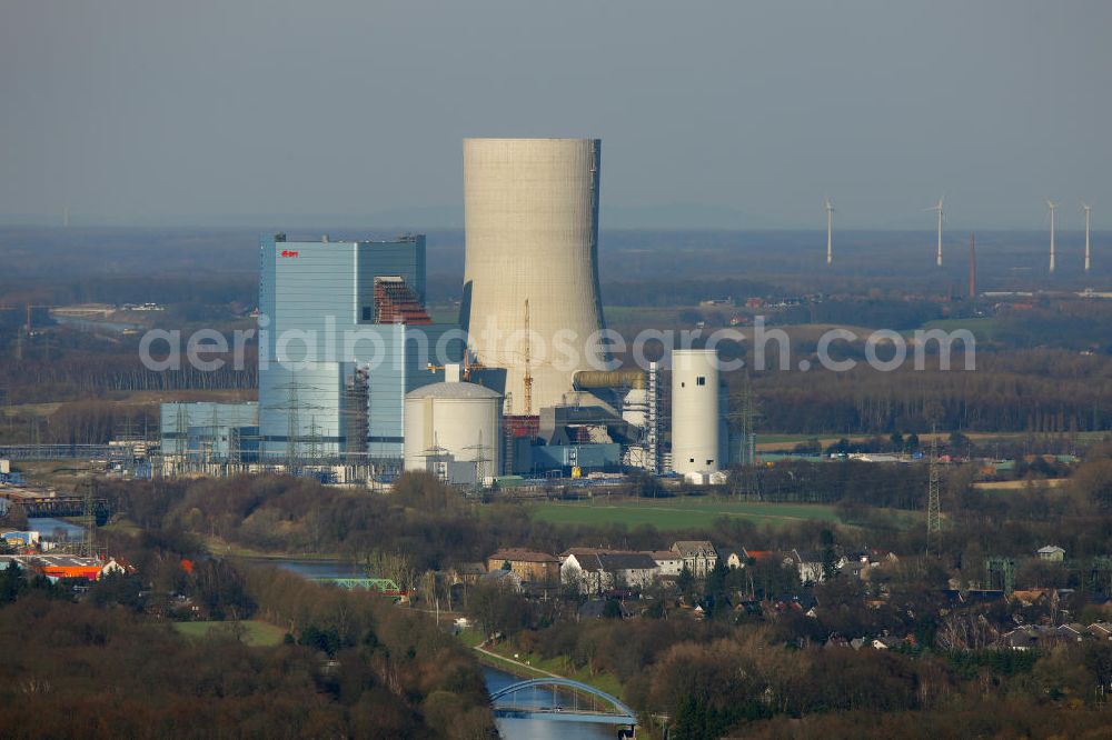 Aerial image Datteln - Baustelle des neue Steinkohlekraftwerk Datteln / Castrop-Rauxel im Ruhrgebiet am Dortmund-Ems-Kanal. Der Kraftwerksneubau ist auch bekannt als EON Datteln 4. Datteln 4 geht 2012 als Monoblockanlage mit einer Bruttoleistung von 1.100 MW in Betrieb und ersetzt die Blöcke 1 bis 3 in Datteln und Shamrock in Herne, die ihr technisch-wirtschaftliches Laufzeitende erreichen werden. Snowy winter construction site of new coal-fired power plant dates on the Dortmund-Ems Canal.