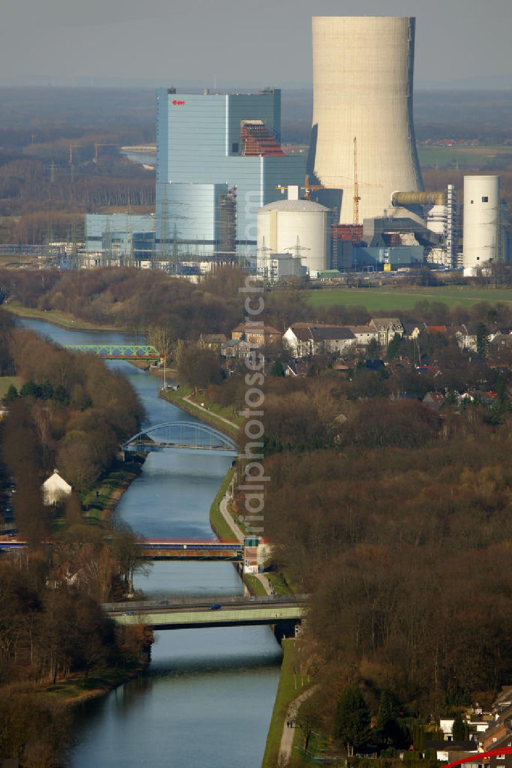 Aerial photograph Datteln - Baustelle des neue Steinkohlekraftwerk Datteln / Castrop-Rauxel im Ruhrgebiet am Dortmund-Ems-Kanal. Der Kraftwerksneubau ist auch bekannt als EON Datteln 4. Datteln 4 geht 2012 als Monoblockanlage mit einer Bruttoleistung von 1.100 MW in Betrieb und ersetzt die Blöcke 1 bis 3 in Datteln und Shamrock in Herne, die ihr technisch-wirtschaftliches Laufzeitende erreichen werden. Snowy winter construction site of new coal-fired power plant dates on the Dortmund-Ems Canal.