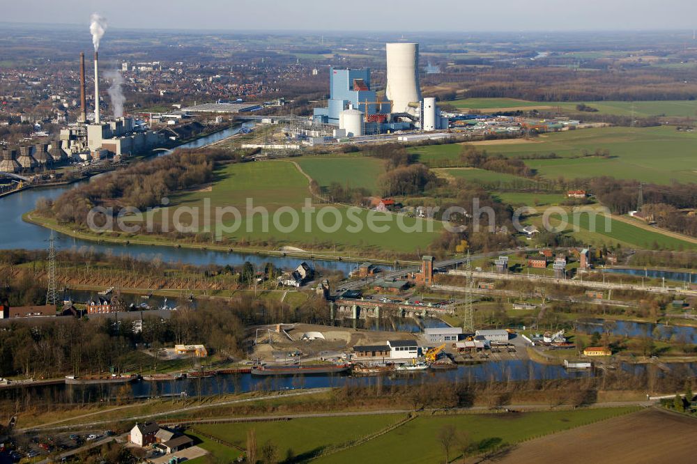 Datteln from above - Baustelle des neue Steinkohlekraftwerk Datteln / Castrop-Rauxel im Ruhrgebiet am Dortmund-Ems-Kanal. Der Kraftwerksneubau ist auch bekannt als EON Datteln 4. Datteln 4 geht 2012 als Monoblockanlage mit einer Bruttoleistung von 1.100 MW in Betrieb und ersetzt die Blöcke 1 bis 3 in Datteln und Shamrock in Herne, die ihr technisch-wirtschaftliches Laufzeitende erreichen werden. Snowy winter construction site of new coal-fired power plant dates on the Dortmund-Ems Canal.