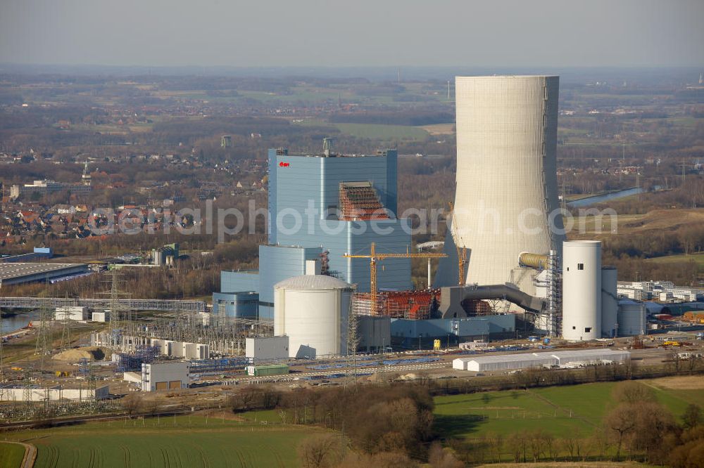 Datteln from the bird's eye view: Baustelle des neue Steinkohlekraftwerk Datteln / Castrop-Rauxel im Ruhrgebiet am Dortmund-Ems-Kanal. Der Kraftwerksneubau ist auch bekannt als EON Datteln 4. Datteln 4 geht 2012 als Monoblockanlage mit einer Bruttoleistung von 1.100 MW in Betrieb und ersetzt die Blöcke 1 bis 3 in Datteln und Shamrock in Herne, die ihr technisch-wirtschaftliches Laufzeitende erreichen werden. Snowy winter construction site of new coal-fired power plant dates on the Dortmund-Ems Canal.