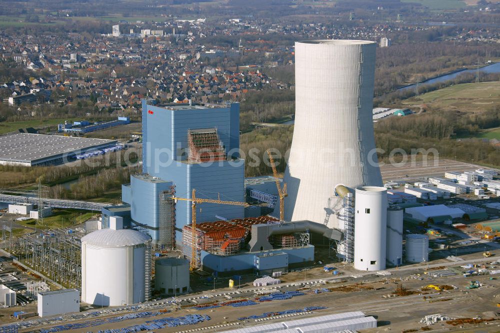 Aerial image Datteln - Baustelle des neue Steinkohlekraftwerk Datteln / Castrop-Rauxel im Ruhrgebiet am Dortmund-Ems-Kanal. Der Kraftwerksneubau ist auch bekannt als EON Datteln 4. Datteln 4 geht 2012 als Monoblockanlage mit einer Bruttoleistung von 1.100 MW in Betrieb und ersetzt die Blöcke 1 bis 3 in Datteln und Shamrock in Herne, die ihr technisch-wirtschaftliches Laufzeitende erreichen werden. Snowy winter construction site of new coal-fired power plant dates on the Dortmund-Ems Canal.