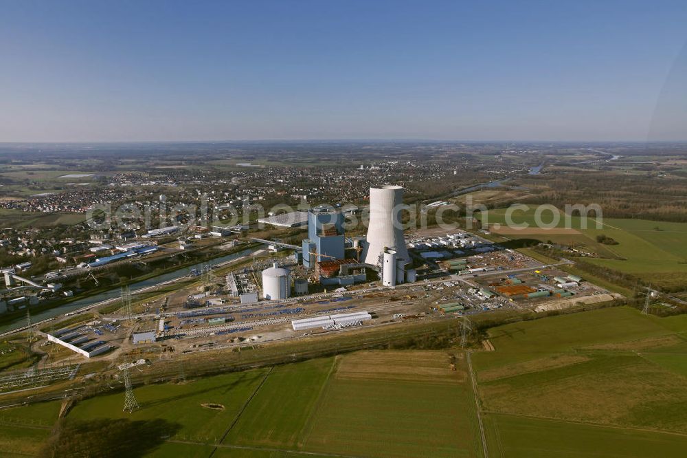 Aerial photograph Datteln - Baustelle des neue Steinkohlekraftwerk Datteln / Castrop-Rauxel im Ruhrgebiet am Dortmund-Ems-Kanal. Der Kraftwerksneubau ist auch bekannt als EON Datteln 4. Datteln 4 geht 2012 als Monoblockanlage mit einer Bruttoleistung von 1.100 MW in Betrieb und ersetzt die Blöcke 1 bis 3 in Datteln und Shamrock in Herne, die ihr technisch-wirtschaftliches Laufzeitende erreichen werden. Snowy winter construction site of new coal-fired power plant dates on the Dortmund-Ems Canal.