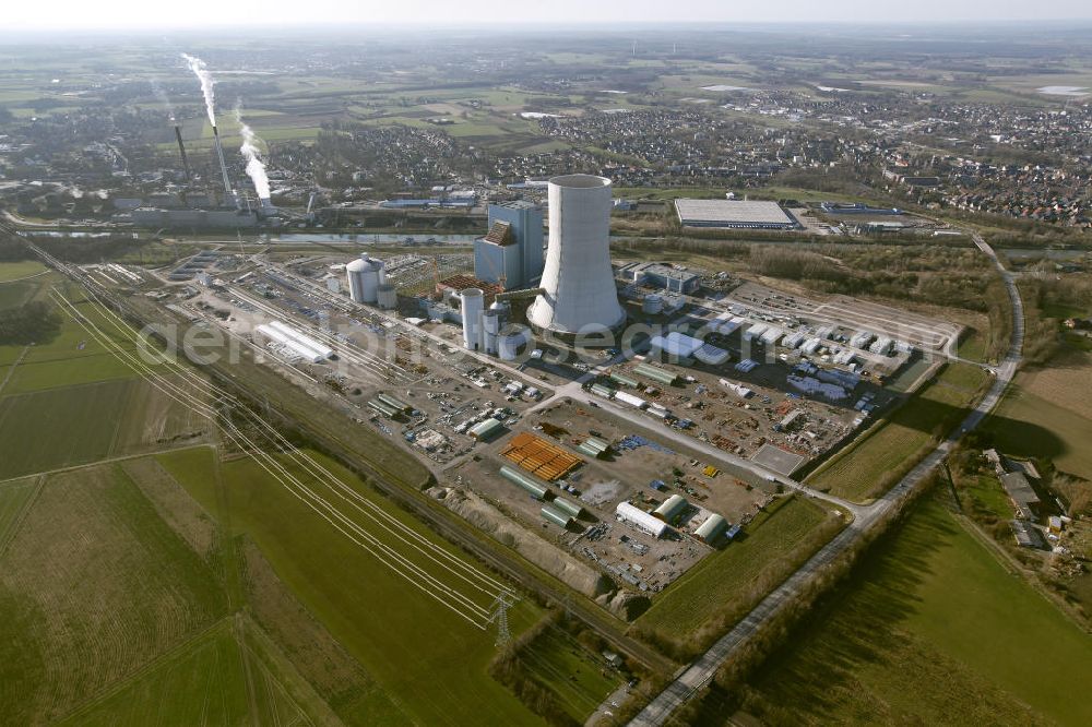 Datteln from above - Baustelle des neue Steinkohlekraftwerk Datteln / Castrop-Rauxel im Ruhrgebiet am Dortmund-Ems-Kanal. Der Kraftwerksneubau ist auch bekannt als EON Datteln 4. Datteln 4 geht 2012 als Monoblockanlage mit einer Bruttoleistung von 1.100 MW in Betrieb und ersetzt die Blöcke 1 bis 3 in Datteln und Shamrock in Herne, die ihr technisch-wirtschaftliches Laufzeitende erreichen werden. Snowy winter construction site of new coal-fired power plant dates on the Dortmund-Ems Canal.