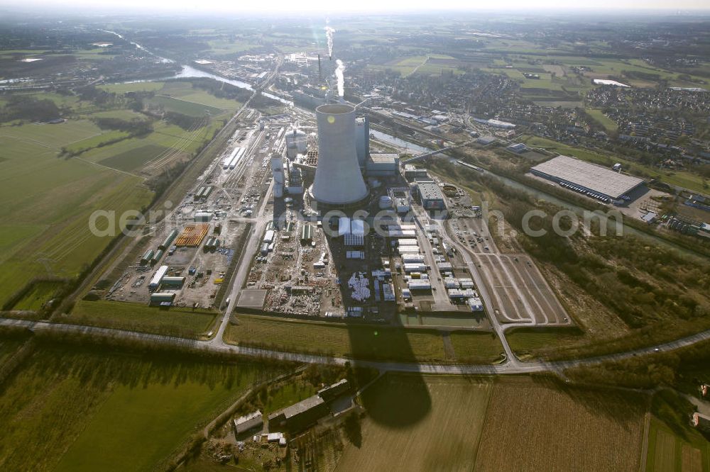 Datteln from the bird's eye view: Baustelle des neue Steinkohlekraftwerk Datteln / Castrop-Rauxel im Ruhrgebiet am Dortmund-Ems-Kanal. Der Kraftwerksneubau ist auch bekannt als EON Datteln 4. Datteln 4 geht 2012 als Monoblockanlage mit einer Bruttoleistung von 1.100 MW in Betrieb und ersetzt die Blöcke 1 bis 3 in Datteln und Shamrock in Herne, die ihr technisch-wirtschaftliches Laufzeitende erreichen werden. Snowy winter construction site of new coal-fired power plant dates on the Dortmund-Ems Canal.