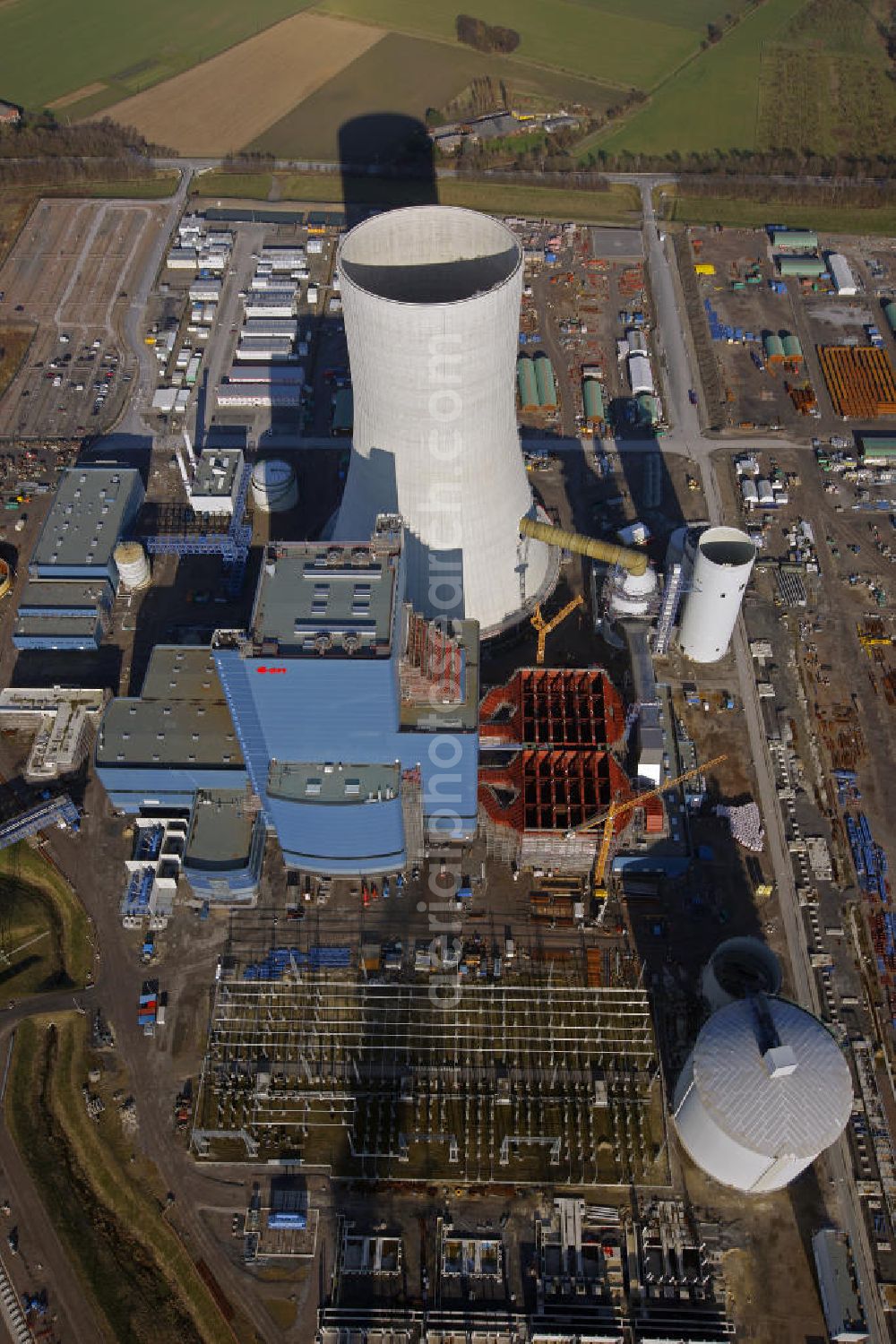 Aerial image Datteln - Baustelle des neue Steinkohlekraftwerk Datteln / Castrop-Rauxel im Ruhrgebiet am Dortmund-Ems-Kanal. Der Kraftwerksneubau ist auch bekannt als EON Datteln 4. Datteln 4 geht 2012 als Monoblockanlage mit einer Bruttoleistung von 1.100 MW in Betrieb und ersetzt die Blöcke 1 bis 3 in Datteln und Shamrock in Herne, die ihr technisch-wirtschaftliches Laufzeitende erreichen werden. Snowy winter construction site of new coal-fired power plant dates on the Dortmund-Ems Canal.