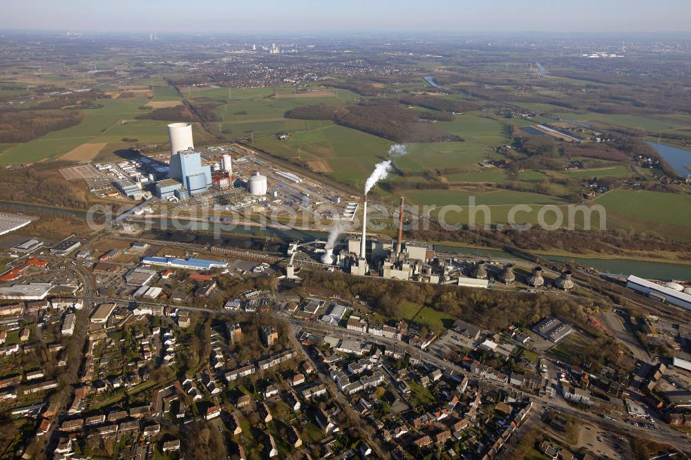 Aerial photograph Datteln - Baustelle des neue Steinkohlekraftwerk Datteln / Castrop-Rauxel im Ruhrgebiet am Dortmund-Ems-Kanal. Der Kraftwerksneubau ist auch bekannt als EON Datteln 4. Datteln 4 geht 2012 als Monoblockanlage mit einer Bruttoleistung von 1.100 MW in Betrieb und ersetzt die Blöcke 1 bis 3 in Datteln und Shamrock in Herne, die ihr technisch-wirtschaftliches Laufzeitende erreichen werden. Snowy winter construction site of new coal-fired power plant dates on the Dortmund-Ems Canal.